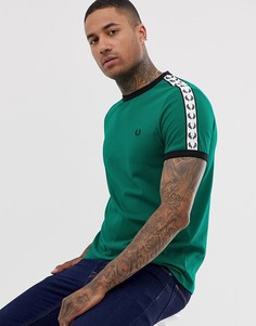 Зеленая спортивная футболка с контрастной отделкой и фирменной лентой Fred Perry - Зеленый