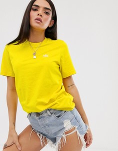 Желтая футболка с маленьким логотипом adidas Originals Essential - Желтый