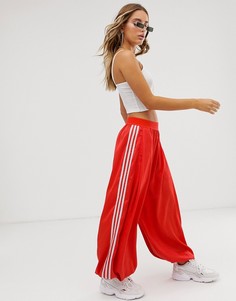 Красные брюки с широкими штанинами на манжетах adidas Originals - TLRD - Красный