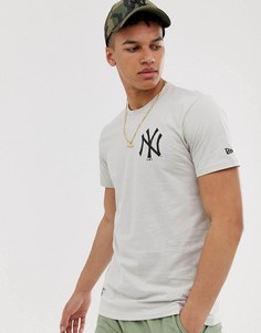 Светло-бежевая футболка с принтом на рукавах New Era MLB London Series New York Yankees - Светло-бежевый