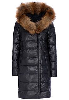 Утепленное кожаное пальто с отделкой мехом енота La Reine Blanche