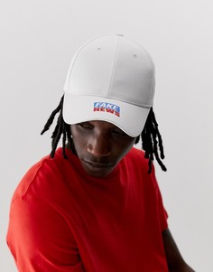 Белая бейсболка с принтом Fake news ASOS DESIGN - Белый