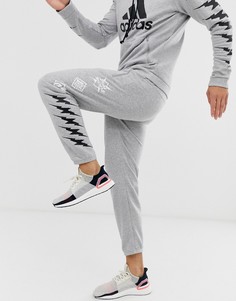 Серые брюки с принтом adidas GRFX - Серый