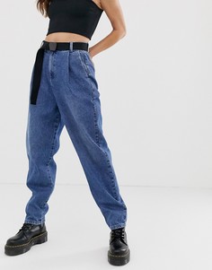 Суженные книзу выбеленные джинсы бойфренда в винтажном стиле с рельефными швами и тканым ремнем ASOS DESIGN - Синий