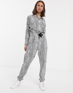 Трикотажный комбинезон со змеиным принтом и контрастной строчкой ASOS DESIGN - Мульти