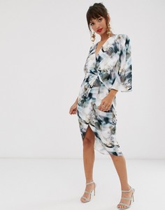 Атласное платье-кимоно миди с асимметричными рукавами и абстрактным принтом ASOS DESIGN - Мульти
