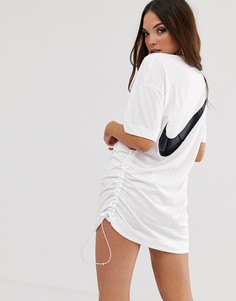 Белое присборенное платье-футболка с логотипом-галочкой Nike - Белый