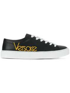 Versace кроссовки с вышивкой логотипа