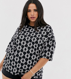 Oversize-футболка с принтом в виде монограмм ASOS DESIGN Curve - Черный