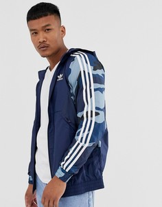 Ветровка с камуфляжным принтом adidas Originals - Синий