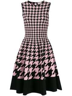 Alexander McQueen расклешенное платье в ломаную клетку