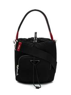 Prada сумка-ведро с металлическим логотипом