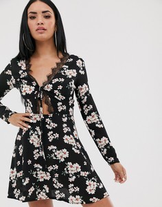 Короткое приталенное платье с цветочным принтом и кружевной отделкой Missguided - Черный
