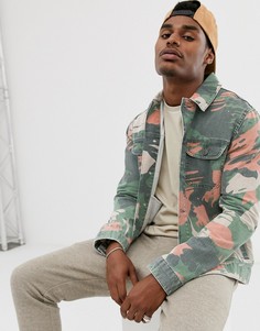 Джинсовая куртка с камуфляжным принтом ASOS DESIGN - Зеленый