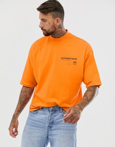 Свободная футболка с высоким воротом и принтом на груди ASOS DESIGN - Оранжевый