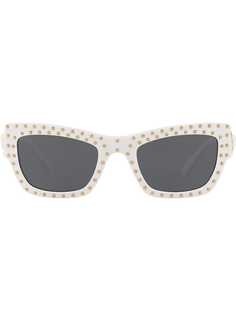 Versace Eyewear солнцезащитные очки в оправе кошачий глаз с заклепками