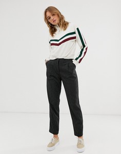 Серые строгие брюки со складками Monki - Серый