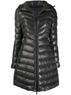 Moncler пуховик длины миди с капюшоном