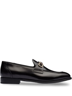 Prada лоферы с пряжкой-логотипом