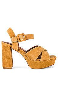 На платформе amma - Jeffrey Campbell