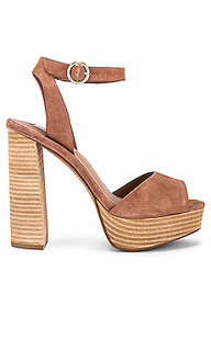 На платформе madeline - Steve Madden