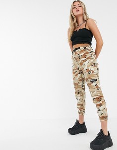 Брюки карго с ремнем и камуфляжным принтом Bershka - Мульти