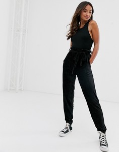 Суженные книзу вельветовые брюки с присборенной талией QED London - Черный