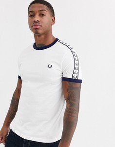 Белая футболка с контрастной окантовкой и лентой Fred Perry - Белый