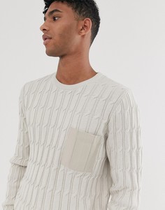 Вязаный джемпер с узором косичка и тканым карманом ASOS DESIGN - Бежевый