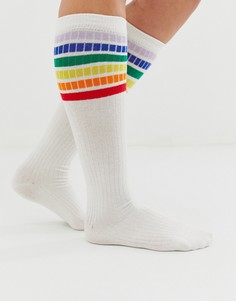 Белые спортивные носки с разноцветными полосками Monki - Белый