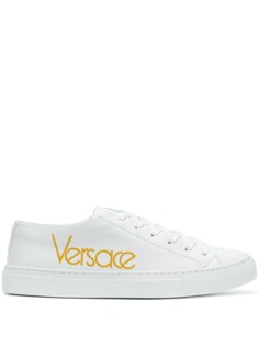 Versace кроссовки с вышивкой логотипа