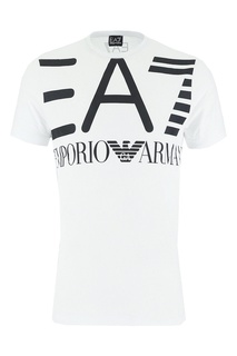 Белая футболка с черным логотипом EA7