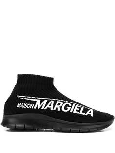 Maison Margiela кроссовки с носочной вставкой и принтом логотипа