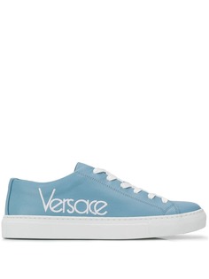Versace кроссовки с вышитым логотипом