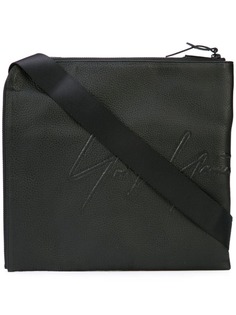 Yohji Yamamoto сумка-мессенджер с тисненым логотипом