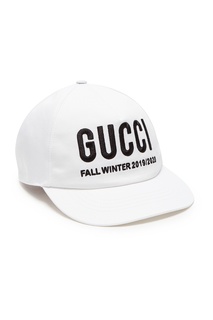 Белая бейсболка с надписью Gucci