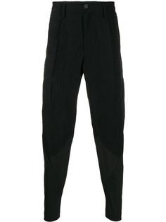 Issey Miyake зауженные брюки с жатым эффектом
