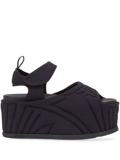 Fendi стеганые сандалии на платформе