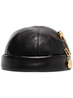 Versace шапка с декоративной булавкой