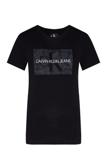 Черная футболка с белым логотипом Calvin Klein