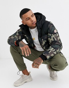 Пуховик в стиле колор блок с камуфляжным принтом Bershka
