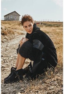 Шуба из овчины с отделкой мехом енота Virtuale Fur Collection