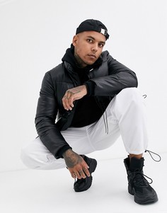 Черный пуховик с эффектом мокрой ткани Bershka
