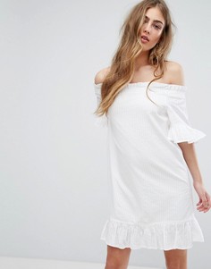 Белое платье со спущенными плечами и оборками River Island-Белый