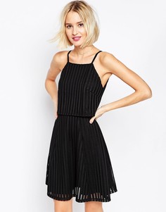 Двухслойное приталенное платье мини из фактурной ткани ASOS-Черный