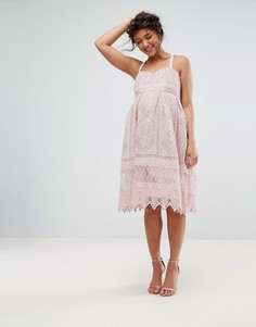 Платье миди из кроше на бретелях Chi Chi London Maternity-Розовый