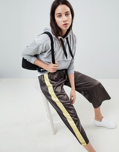 Спортивные брюки с широкими штанинами и полосками по бокам ASOS DESIGN-Зеленый