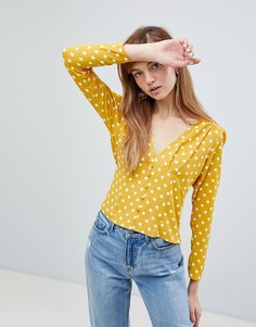 Блузка горчичного цвета в горошек с глубоким вырезом в стиле 40-х ASOS-Мульти