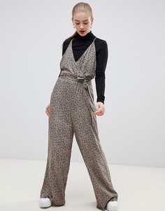 Комбинезон на бретельках с запахом и леопардовым принтом ASOS DESIGN-Мульти