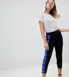 Суженные книзу брюки с контрастной полосой по бокам ASOS DESIGN Petite-Черный